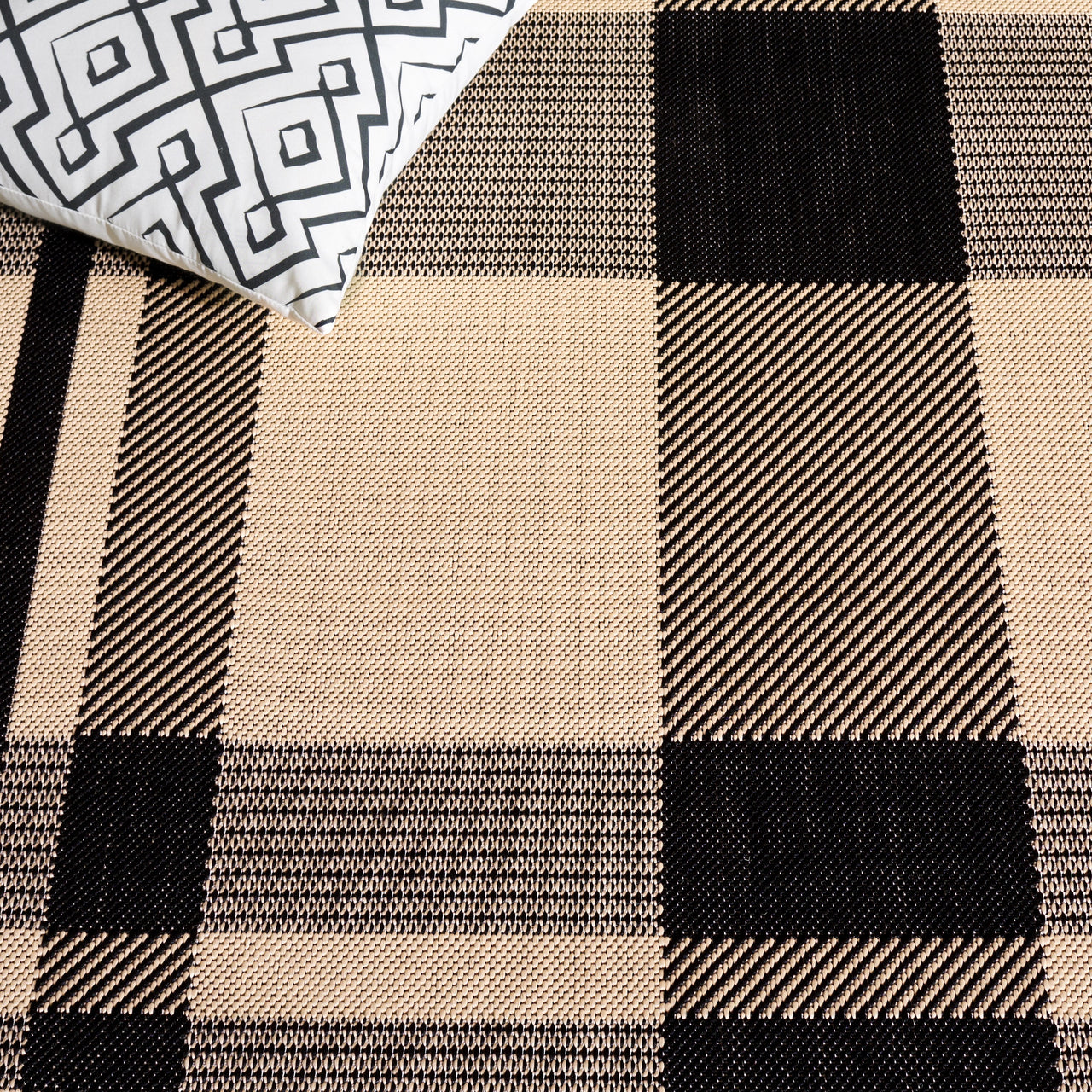 SAFAVIEH Courtyard Benjamin Plaid Indoor/Outdoor Area Rug, Black/Bone, 8' x 11'