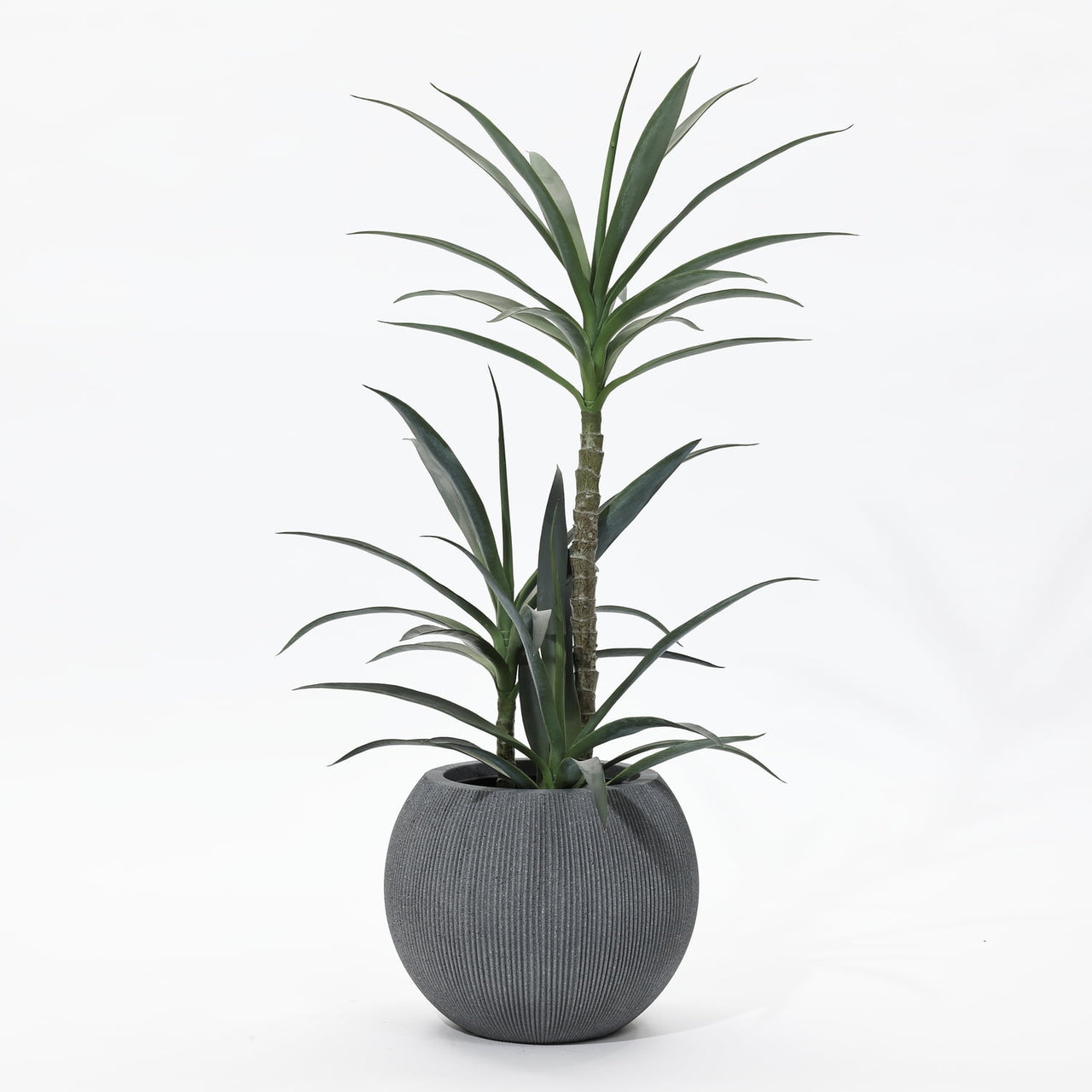 LuxenHome 14.5" Dia Round Planter Large Indoor Outdoor Plant Pot Modern Striped Plastic Planter Pot