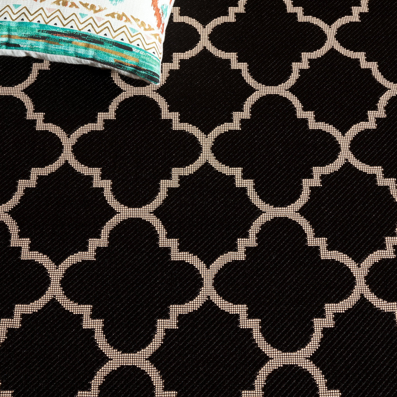 Safavieh Courtyard Alina Geometric Quatrefoil Indoor/Outdoor Area Rug, Black/Beige, 5'3" x 7'7"