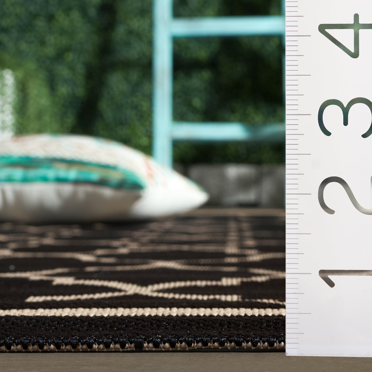 Safavieh Courtyard Alina Geometric Quatrefoil Indoor/Outdoor Area Rug, Black/Beige, 5'3" x 7'7"