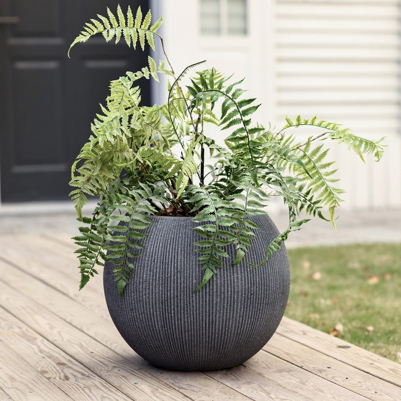 LuxenHome 14.5" Dia Round Planter Large Indoor Outdoor Plant Pot Modern Striped Plastic Planter Pot