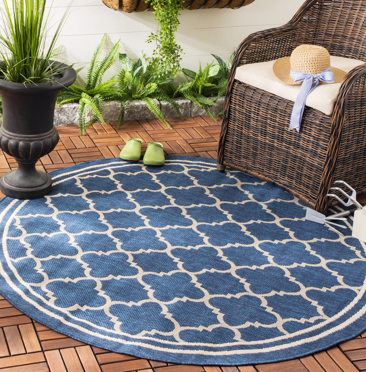 Safavieh Courtyard Alina Geometric Quatrefoil Indoor/Outdoor Area Rug, Black/Beige, 5'3" x 7'7"