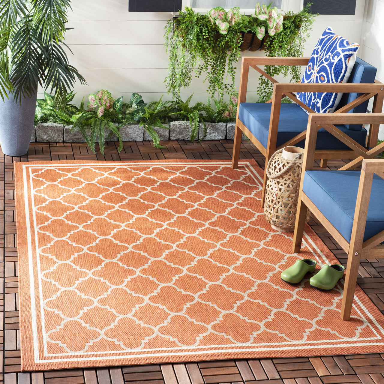 Safavieh Courtyard Alina Geometric Quatrefoil Indoor/Outdoor Area Rug, Black/Beige, 5'3" x 7'7"