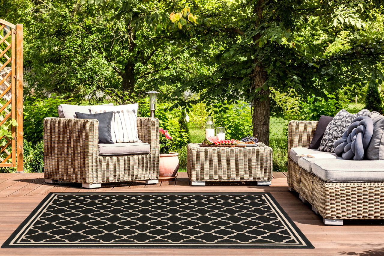Safavieh Courtyard Alina Geometric Quatrefoil Indoor/Outdoor Area Rug, Black/Beige, 5'3" x 7'7"