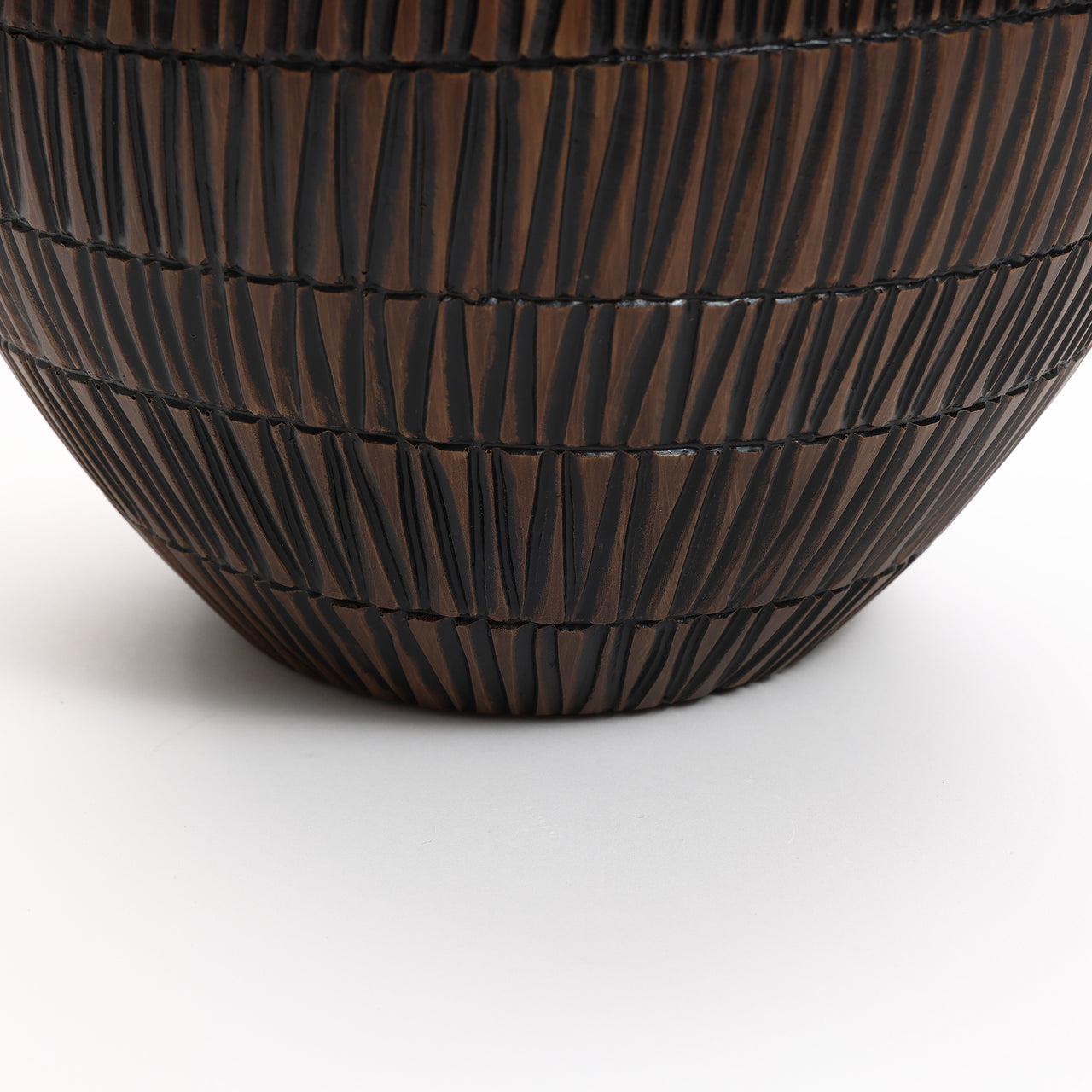 LuxenHome Brown with Black V-Pattern Polyresin 12-Inch Round Planter