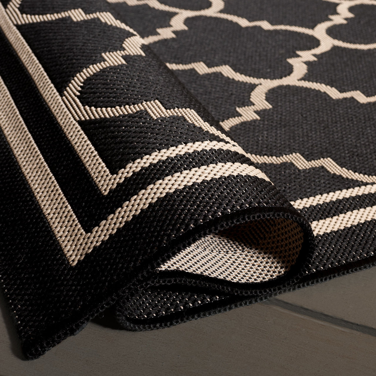 Safavieh Courtyard Alina Geometric Quatrefoil Indoor/Outdoor Area Rug, Black/Beige, 5'3" x 7'7"